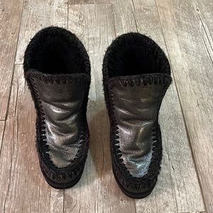 Size 8 wedged Mou boots